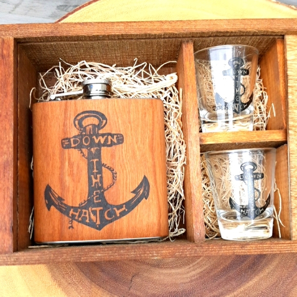 NWT SPITFIRE GIRL FLASK AND SHOT GLASSES SET - Picture 13 of 13